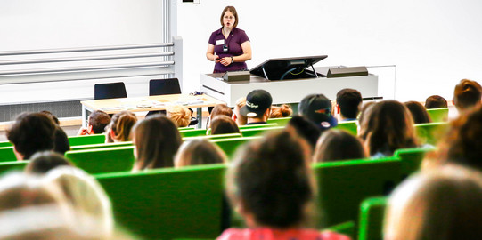 Studierende im Hörsaal Studierende sitzen zum Studienstart in einer Vorlesung.