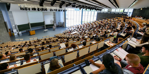Audimax Studierende sitzen in einer Vorlesung im Audimax.